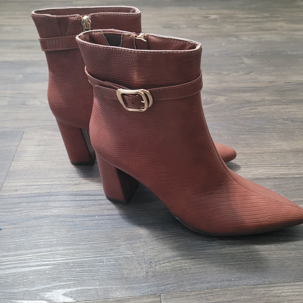 New York & Company Edena Lizard Embossed Pointy Ankle Boots Size 7.5 - Picture 2 of 9